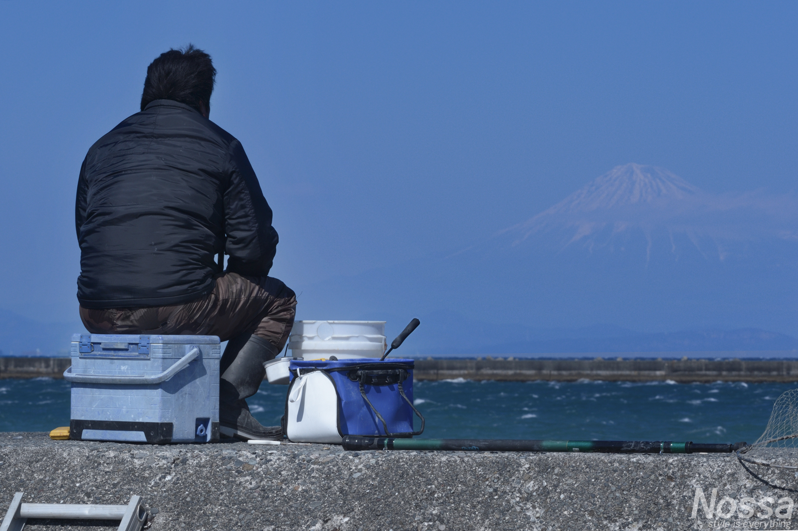 御前崎から眺める富士山と釣り人