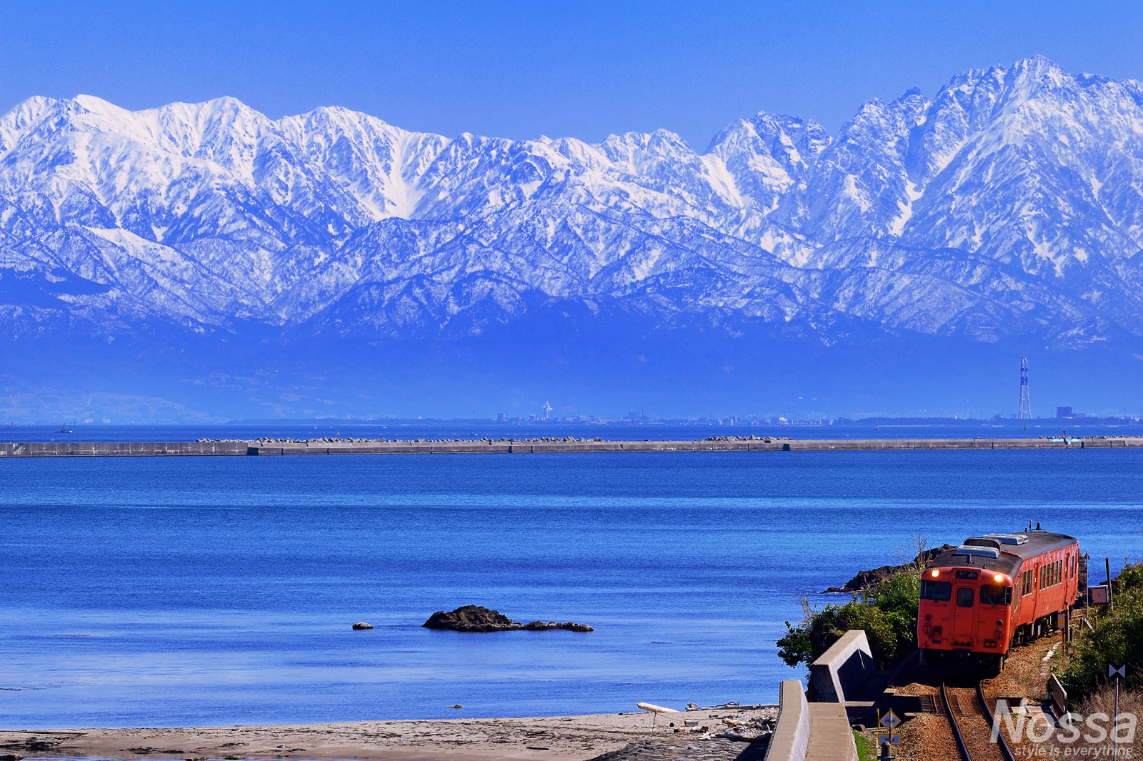 雨晴海岸から立山連峰をバックに氷見線の鉄道風景写真を撮影 釣りと旅 写真のブログ Nossa ノッサ