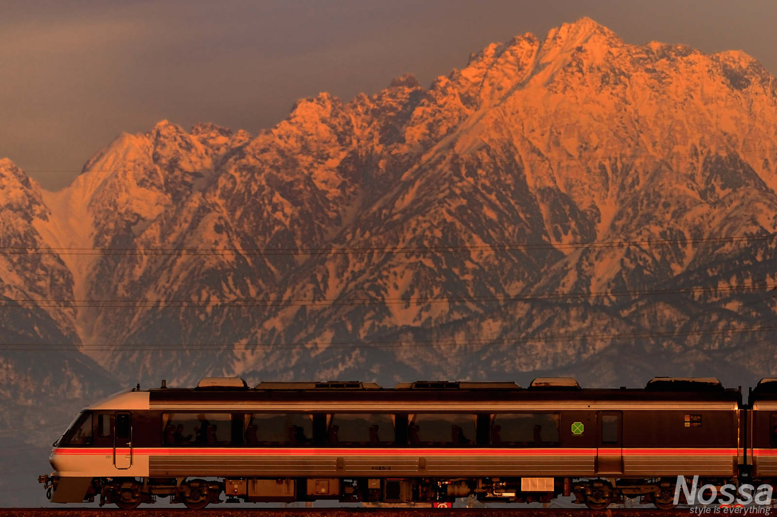 剱岳（剣岳）をバックに高山本線ワイドビューひだの鉄道風景を撮影