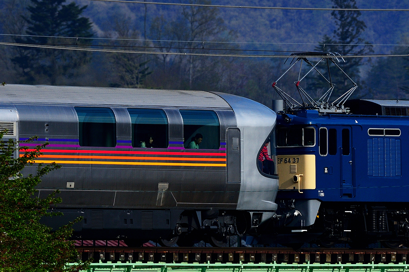 北アルプス鹿島槍ヶ岳の麓を走るカシオペア信州(EF64-37+E26)の鉄道風景を撮影