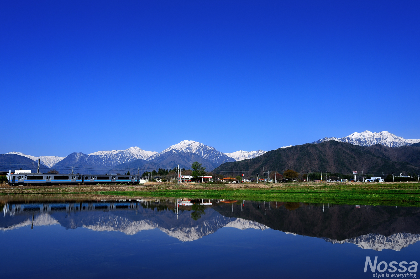 長野県大糸線の鉄道風景 北アルプスバックにE353系スーパーあずさとE127を撮影