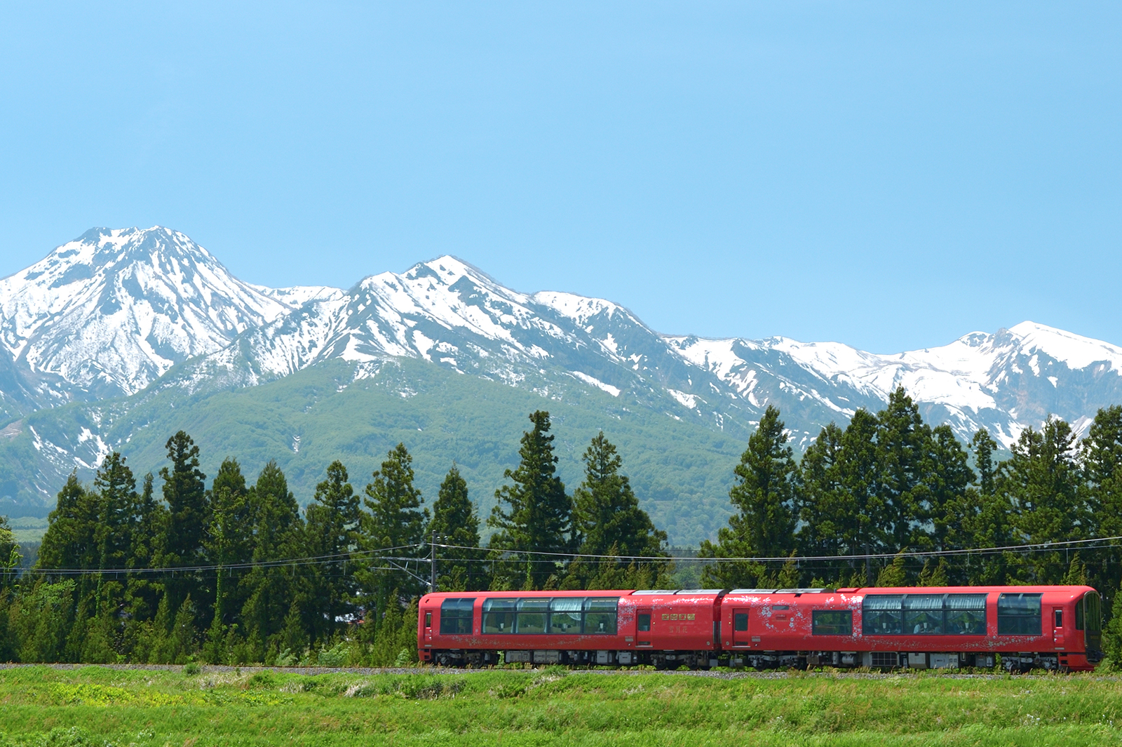 豪華観光列車「雪月花」と妙高山・日本海を絡めた鉄道風景を撮影