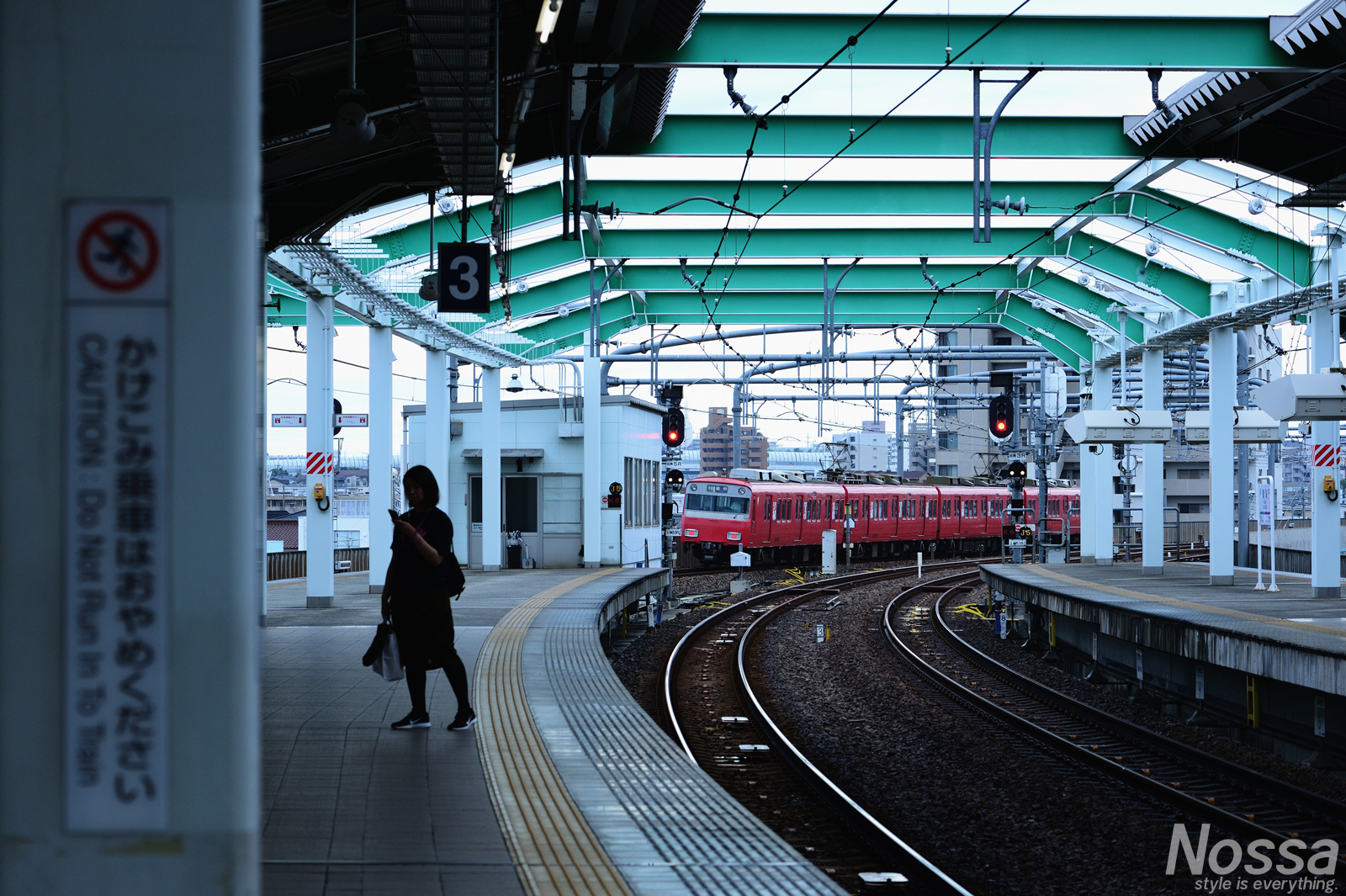 幾何学的オブジェクトと赤・緑の色彩コントラスト。名鉄鳴海駅でのスナップ撮影がたのしかった。