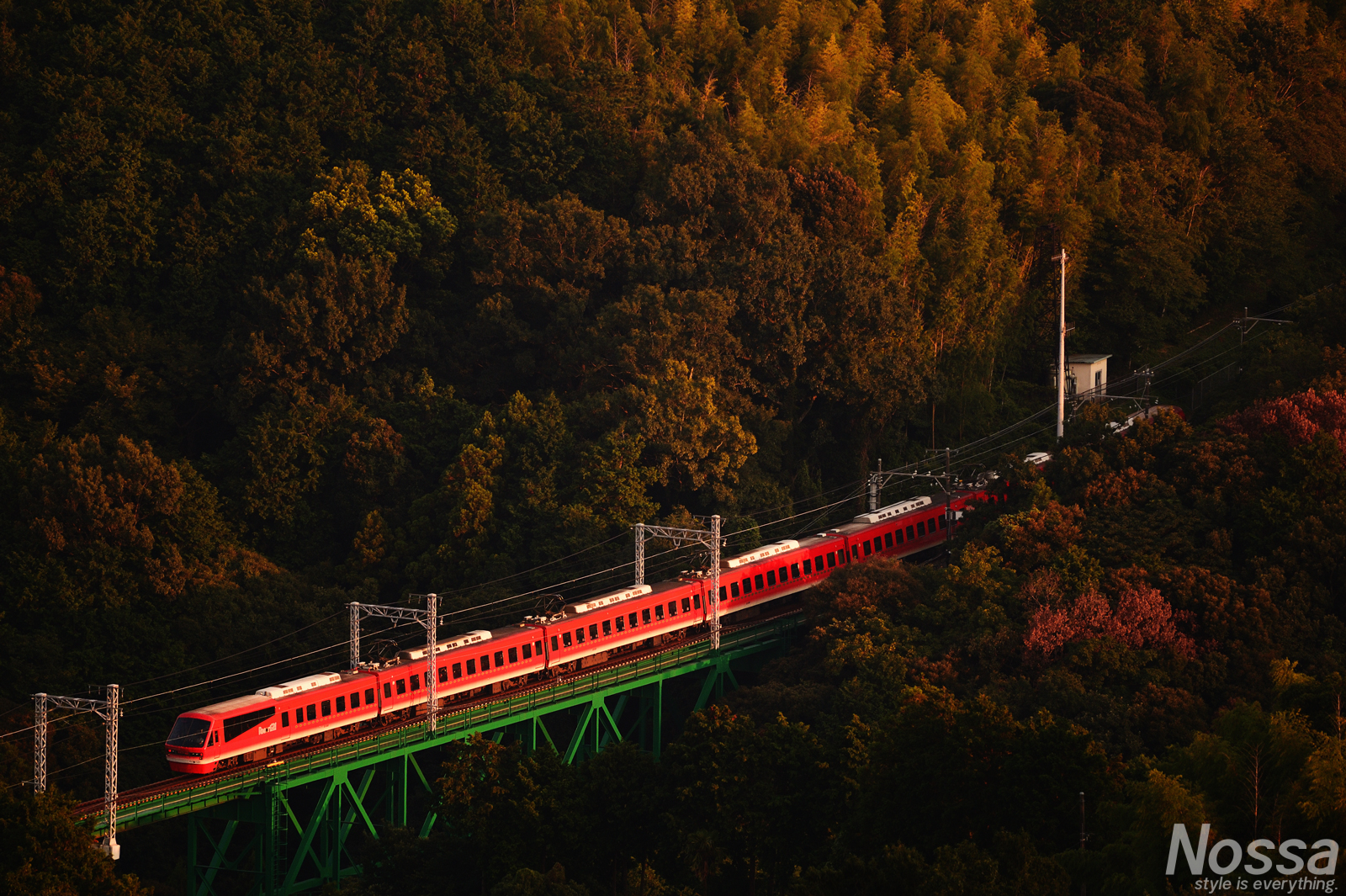 鉄橋渡る2100系リゾート21(キンメ電車)