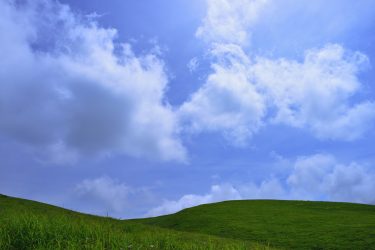 青・緑・白の色彩が美しい。手軽に絶景を堪能できる、夏の霧ヶ峰登山