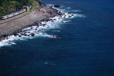 青い海と白い海岸線が美しい。伊豆急行の鉄道風景を撮影してきた