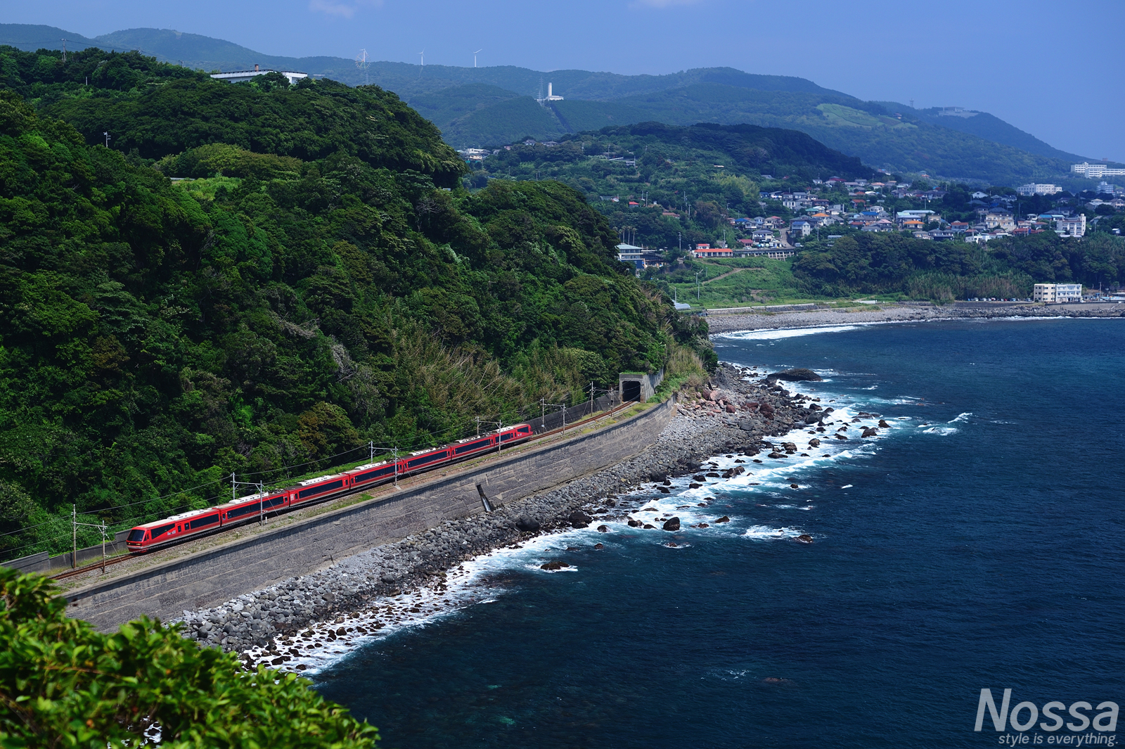 伊豆の海岸線走るリゾート21(キンメ電車)