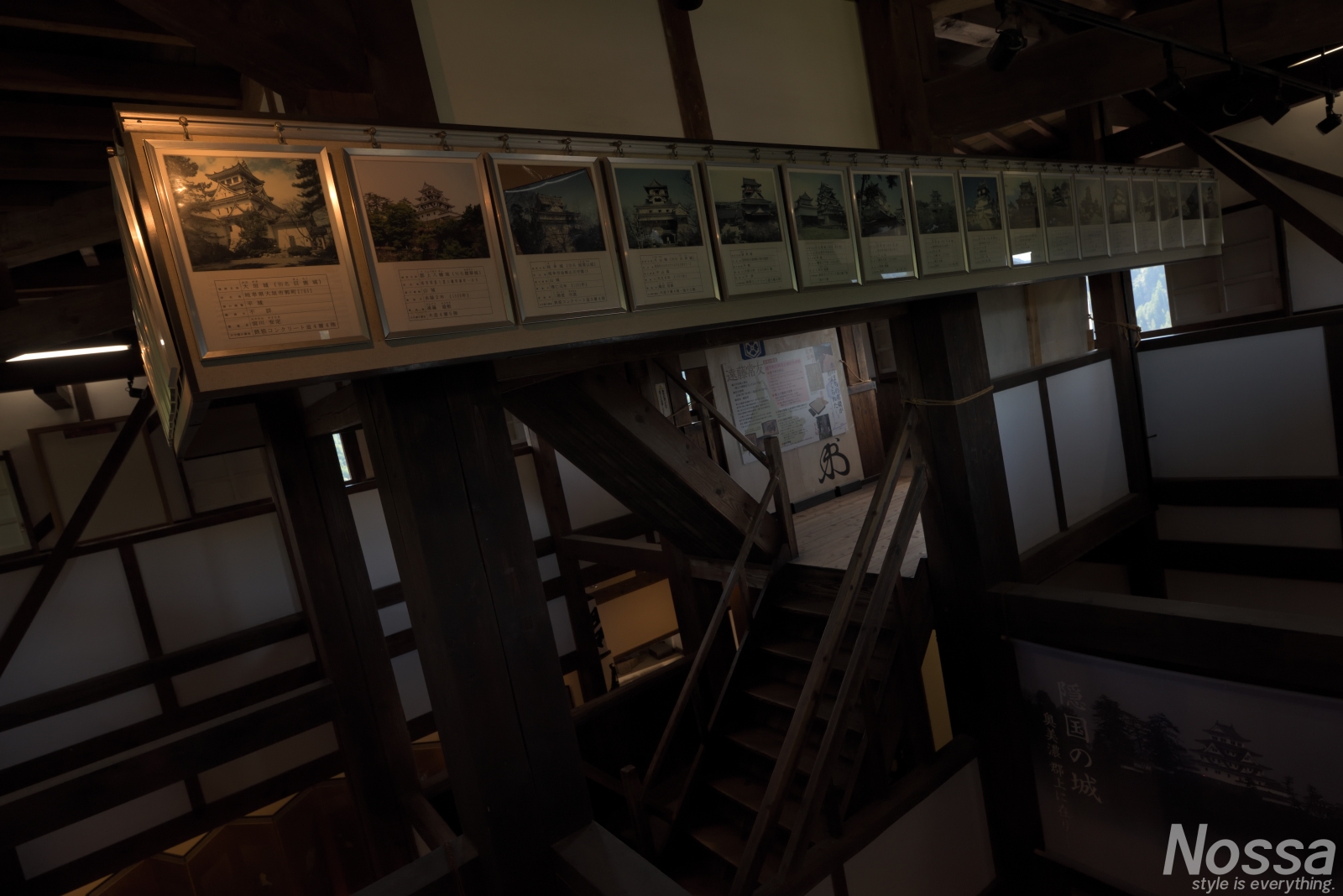 日本各地のお城の写真が展示