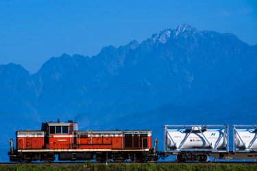 紅葉・剱岳バックにキハ85・DE10を。秋の高山本線で鉄道風景撮影