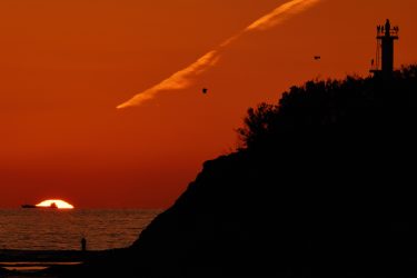 凪の大潮満潮がベストタイミング。和歌山県田辺市・天神崎の夕日を撮影