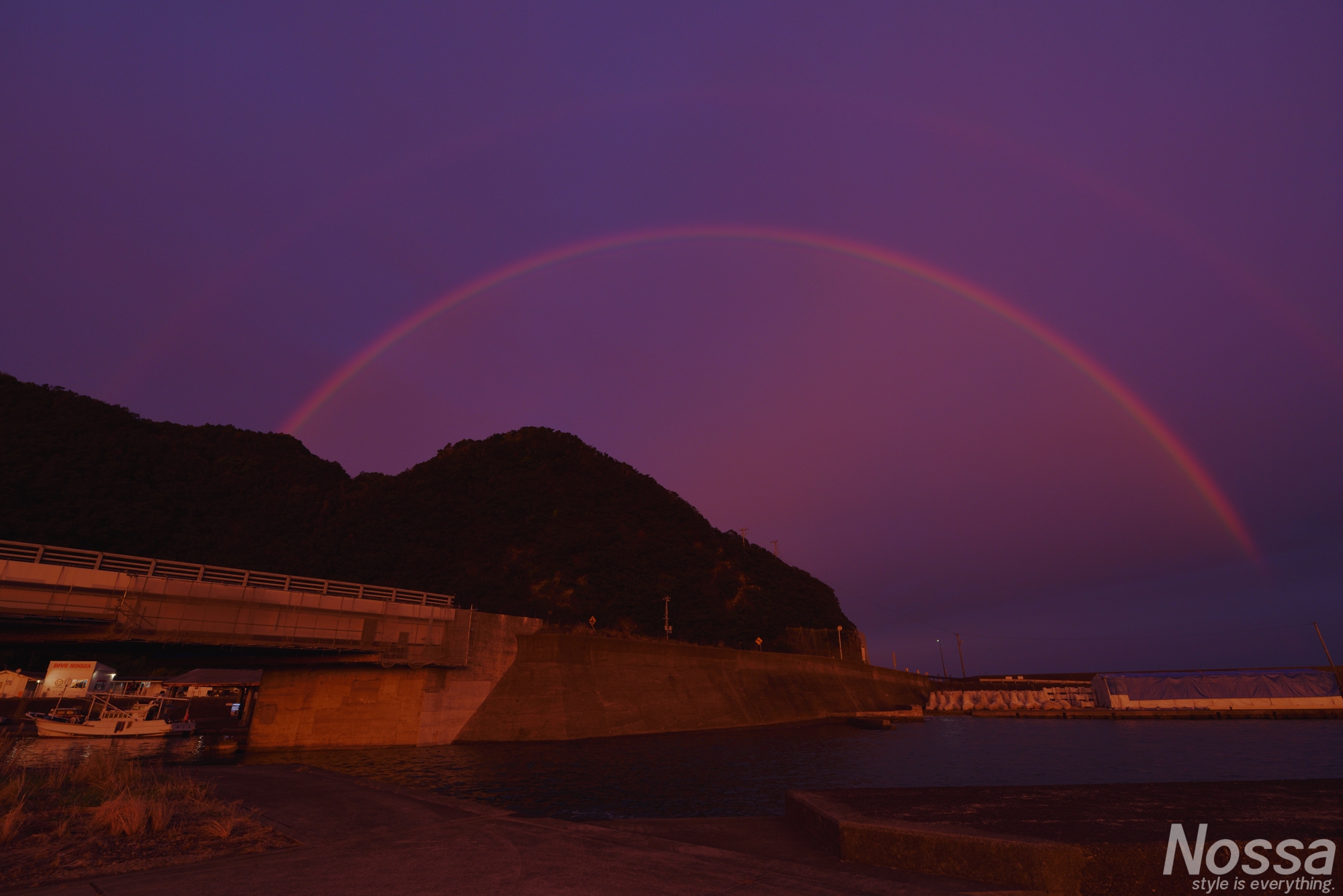 動鳴気漁港の二重虹