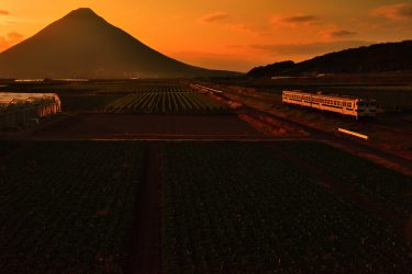 圧巻の夕焼け。開聞岳と指宿枕崎線気動車キハ47系を題材に鉄道風景撮影