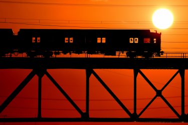 心揺さぶる鉄道風景。吉野川橋梁に沈む夕日が美しい、秋の近鉄吉野線で撮影
